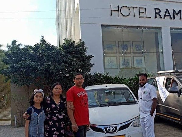 Family with South Moon driver and cab outside Hotel Ramnath – Madurai Travel Agency